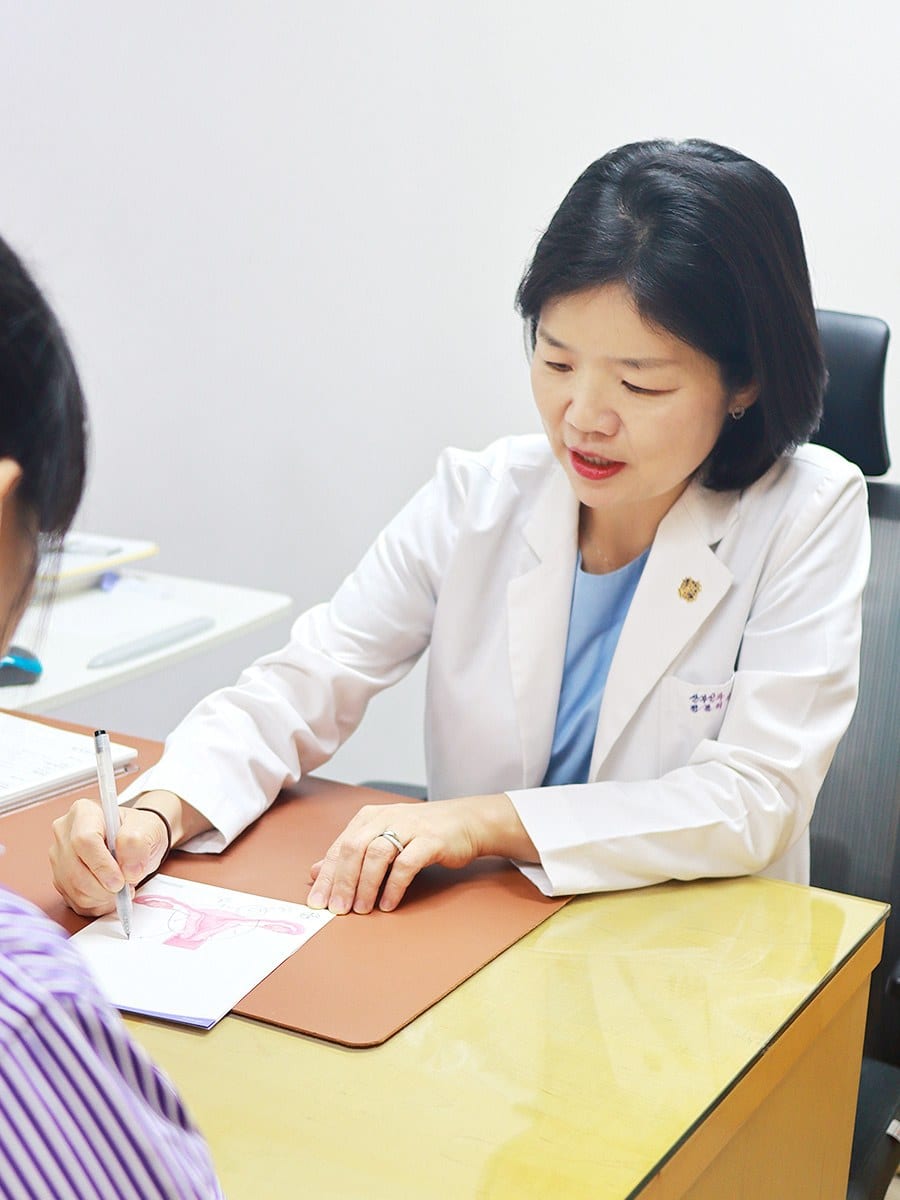 증상과 검사 결과를 함께 확인하는 윈산부인과 진료실